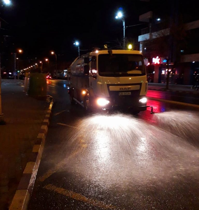 Străzile și trotuarele din Târgoviște, spălate și dezinfectate cu substanțe biocide