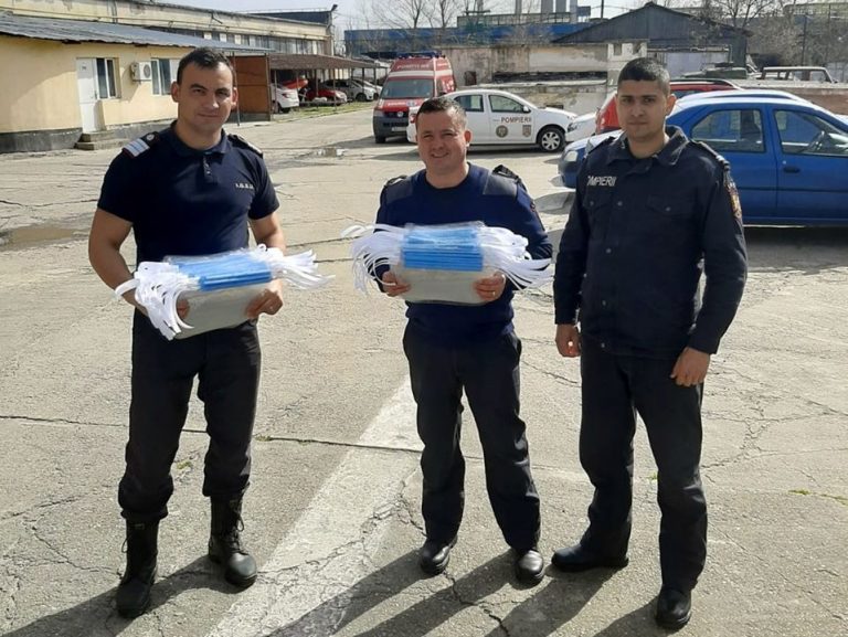 Solidaritate în fața COVID-19. 40 de viziere donate de un târgoviștean pompierilor dâmbovițeni