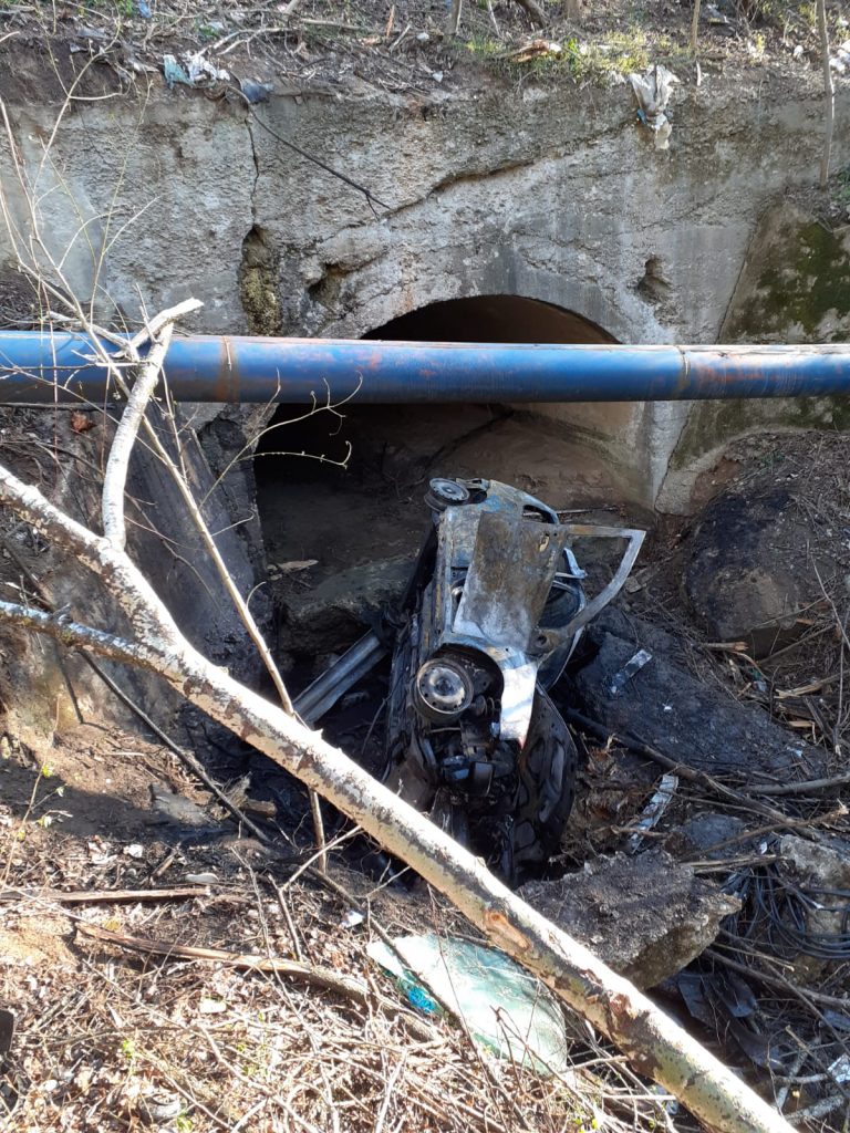 A scăpat cu viață după ce a căzut cu mașina de pe un pod la ieșirea din Moreni. Autoturismul a ars în totalitate după impact