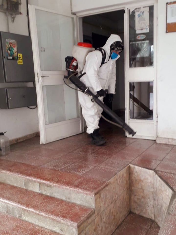COVID-19. Sute de scări de bloc au fost dezinfectate la Târgoviște. Eforturi uriașe pentru combaterea răspândirii infecțiilor