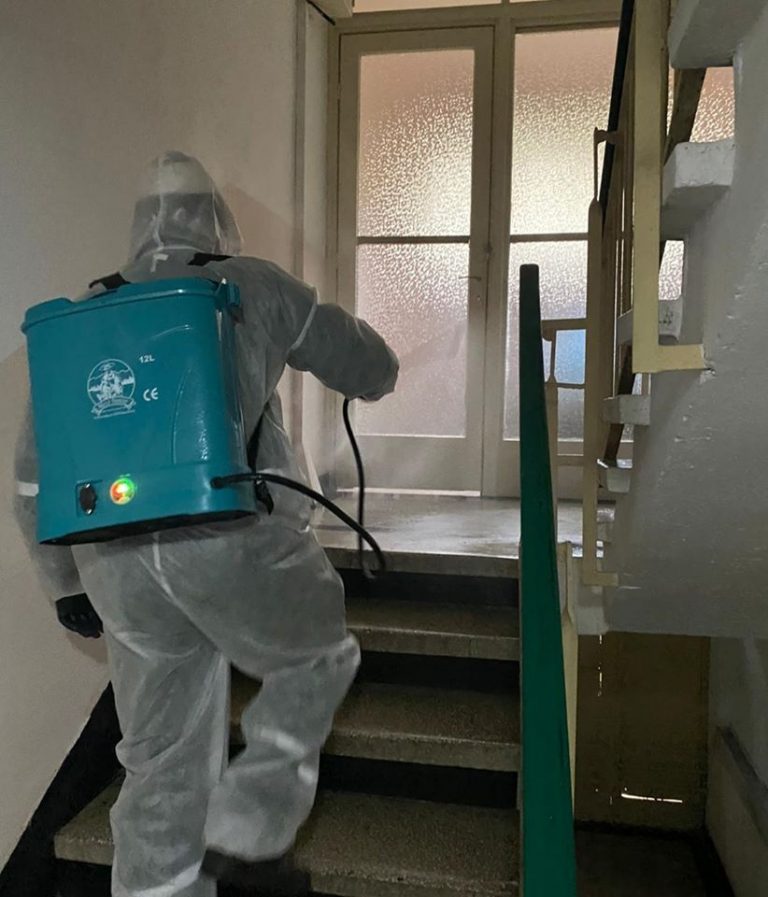 COVID-19. La Târgoviște și Moreni, sute de scări de bloc au fost dezinfectate