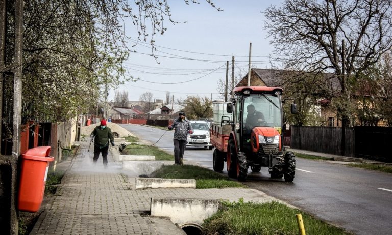 Primăria Titu continuă acțiunile de prevenție a răspândirii coronavirusului. Numeroase străzi și scări de bloc de pe raza orașului, spălate și dezinfectate
