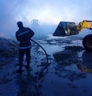 Prăpăd la ferma Erbașu de la Nucet! Au ars aproximativ 1 500 de baloți de paie în urma unui incendiu izbucnit la baza furajeră