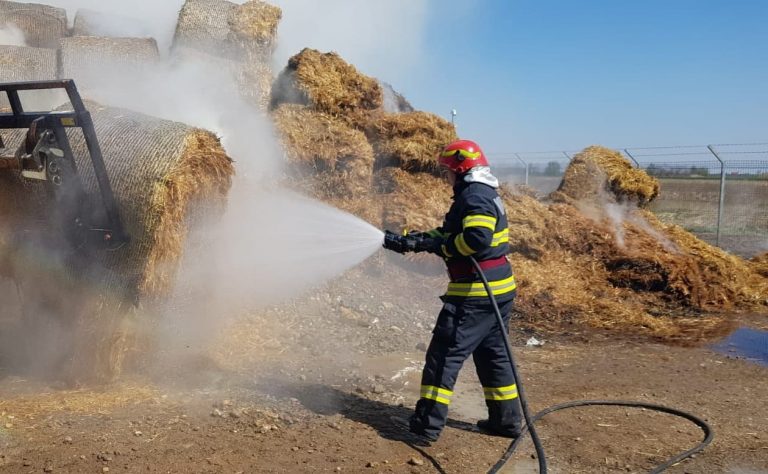 Pompierii din Târgoviște intervin pentru stingerea unui incediu izbucnit la o fermă din Nucet