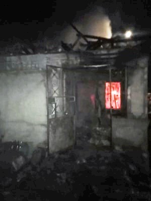 Dâmbovița: Adolescentă de 19 ani, bănuită că și-a incendiat locuința. Polițiștii au deschis un dosar penal