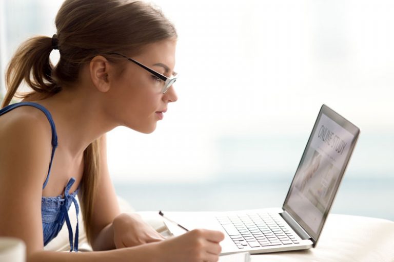 COVID-19. Senatorii au stabilit: învățământul online intră în Legea educației pentru situații excepționale