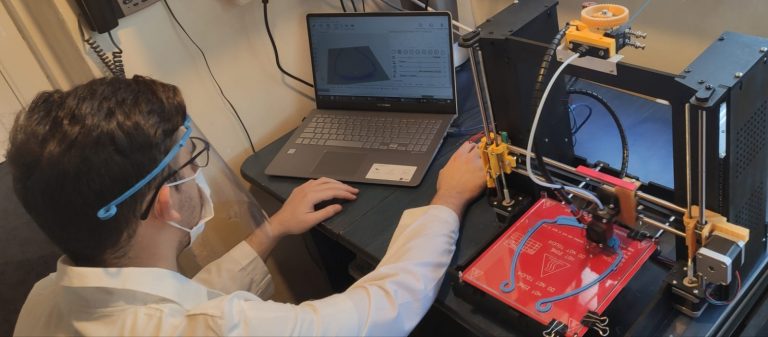 COVID-19. Echipa de Robotică de la Moreni confecționează viziere de protecție pentru medici și farmaciști