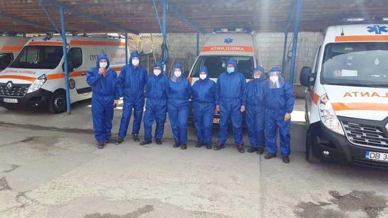 Solidaritate față de Serviciul Județean de Ambulanță Dâmbovița. Atelierul de creație Belle Boutique din Târgoviște a oferit combinezoane personalului medical