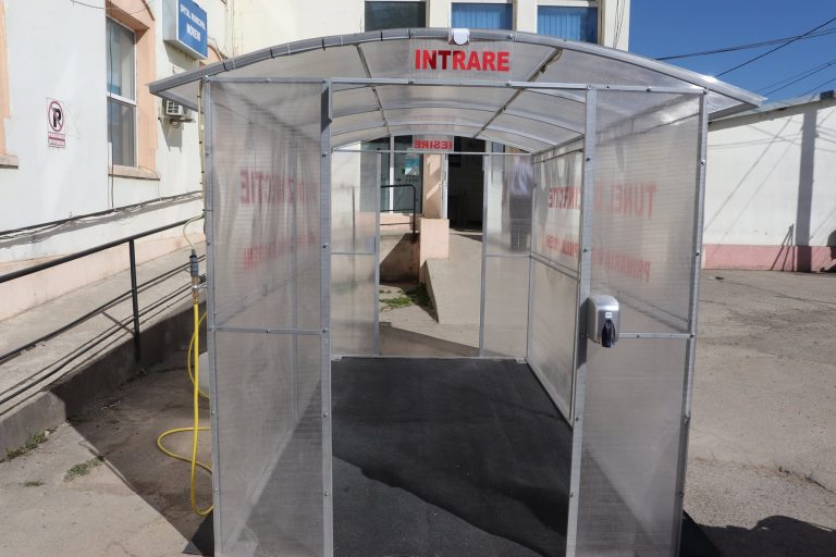 COVID-19. Tunel de dezinfecție la Spitalul Municipal Moreni