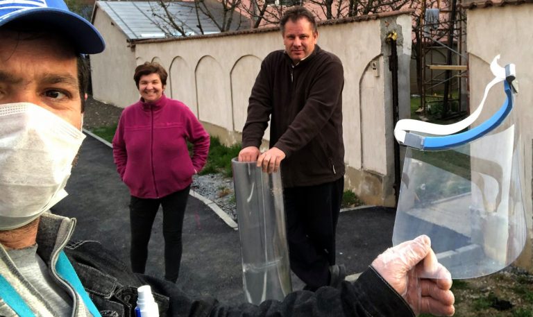 COVID-19. Echipele Under Construction și Phantom Robotics Târgoviște au făcut și au donat sute de viziere. Au nevoie în continuare de resurse financiare și materiale