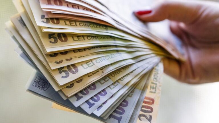 Salariul minim ar urma să crească. Aflați cât ar trebui să primiți în funcție de studii