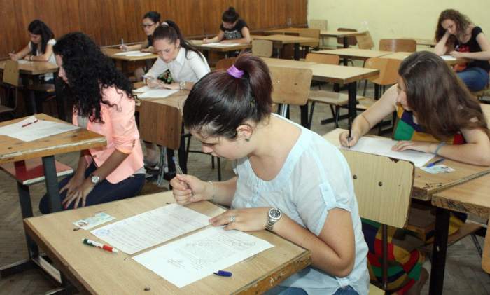 Elevii care au luat 10 la Bacalaureat primesc stimulent în valoare de 3 000 de lei