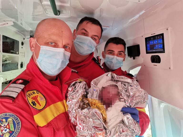 O mămică a născut în ambulanţa SMURD. Experienţă unică pentru paramedici. “Suntem în al nouălea cer că am reușit să îl ajutăm pe voinicul Andrei să vină sănătos pe lume!”