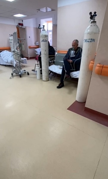 Imagini dramatice la Institutul “Matei Balș” din Capitală! Pacienții nu mai au loc în saloane și primesc oxigen pe hol