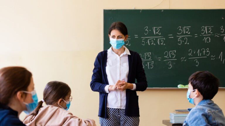 Profesoară cercetată penal pentru că nu poartă mască la ore