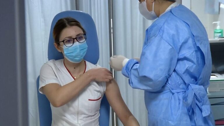 A început campania de vaccinare anti-COVID în România. Asistenta medicală Mihaela Anghel, prima persoana imunizată