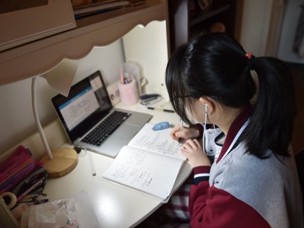 De luni, 11 ianuarie, preșcolarii și elevii reîncep cursurile online. Hotărârea CNSU se aplică până pe 7 februarie
