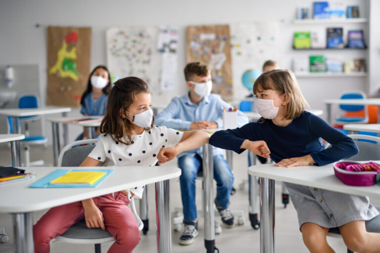 Consiliul Naţional al Elevilor solicită Ministerului Educaţiei  redeschiderea școlilor în funcție de rata de incidență a cazurilor de COVID-19. “Cu educaţia nu e de glumă!”