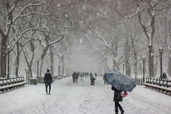 Avertizare meteo de ninsori, vânt și polei, până miercuri în aproape toată țara