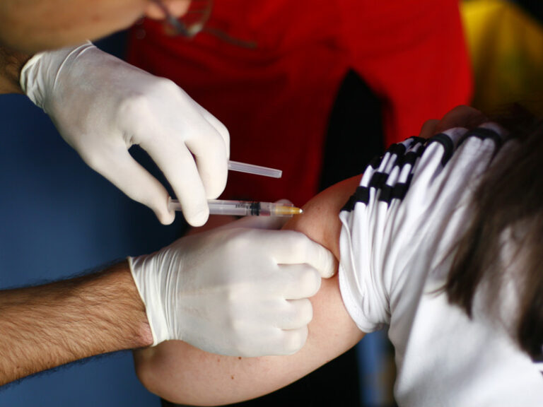 După 15 ianuarie începe a doua etapă de vaccinare împotriva COVID-19. Cine intră în această serie