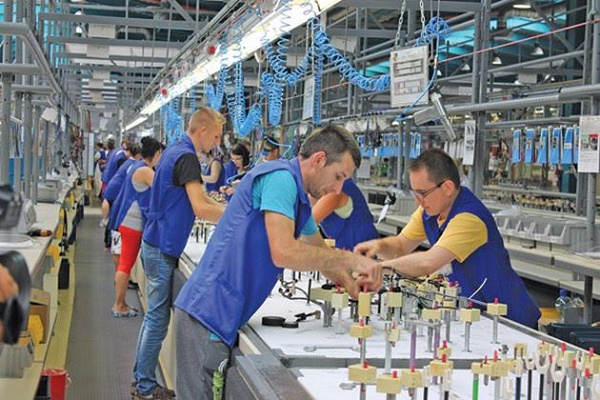 Măsuri fără precedent! Guvernul propune reducerea timpului de lucru cu 80% la firmele afectate de criză