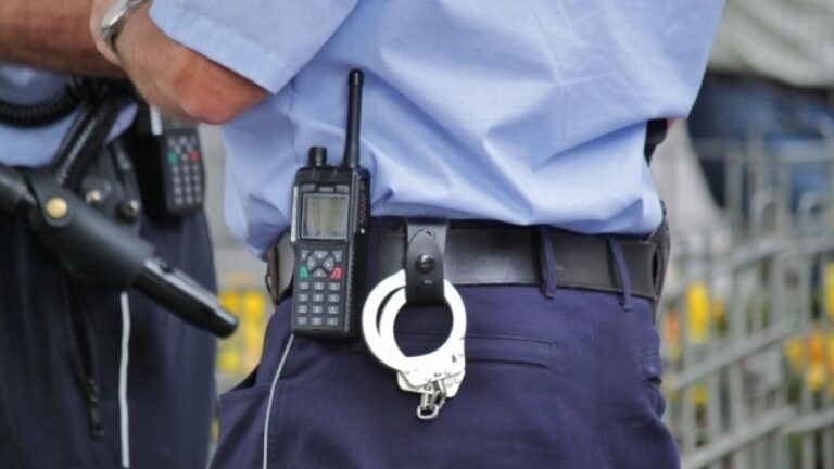 Polițist din Arad, de tot râsul! Este anchetat în Austria după ce a furat alături de soția sa pantofi sport din numai puțin de 20 de magazine. Prejudiciul se ridică la aproape 3000 de euro