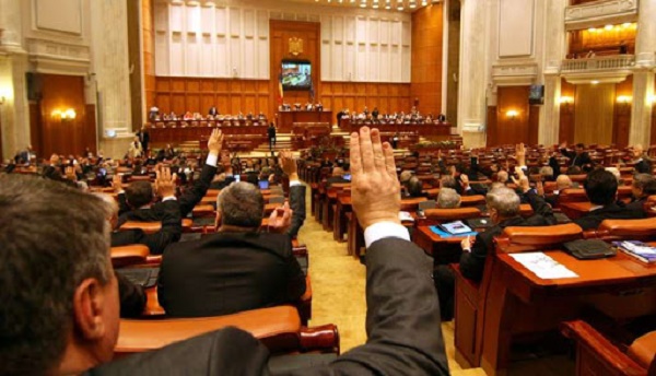 Parlamentul a adoptat abrogarea pensiilor speciale pentru senatori și deputați