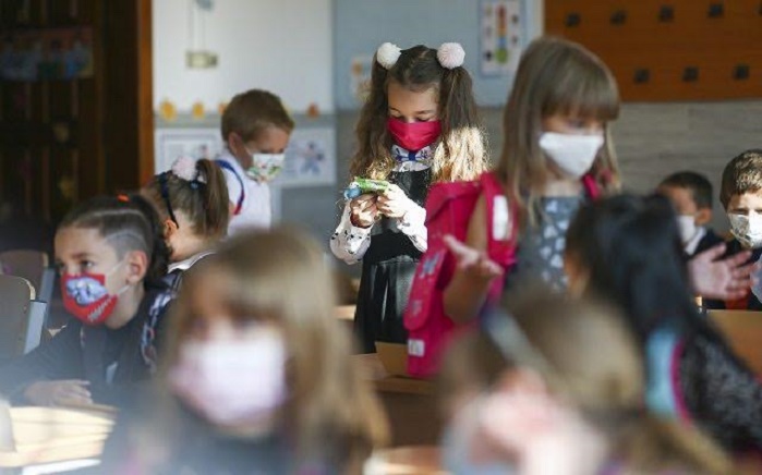 Testele de COVID-19 din salivă ar putea fi folosite în școli. Dilema, cine le achiziționează: Ministerul Sănătății sau al Educației?