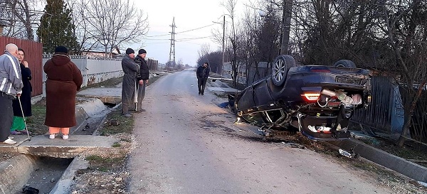 Conțești: Un tânăr a intrat cu mașina într-un cap de pod și s-a răsturnat. Două persoane  au fost rănite