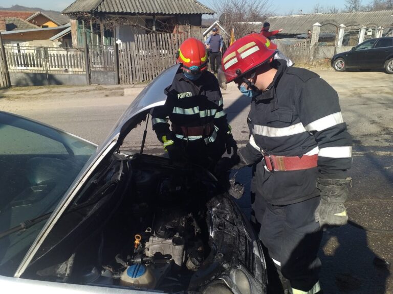 Mașină cuprinsă de flăcări în Pucioasa