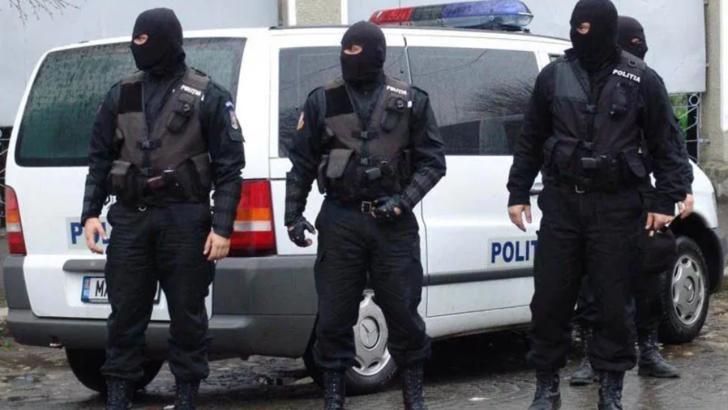 Descinderi în forță ale mascaților la două locuințe din Bucșani! O armă cu potențial letal, ridicată de polițiști