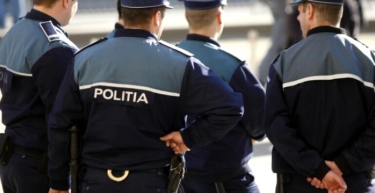 Un bărbat încătușat a fost lovit și strangulat de polițiștii de la Secția 16! Imaginile șocante au fost făcute publice!