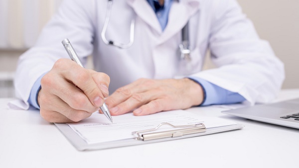 Mai mulți bani pentru medicii de familie care vaccinează pacienți împotriva COVID-19