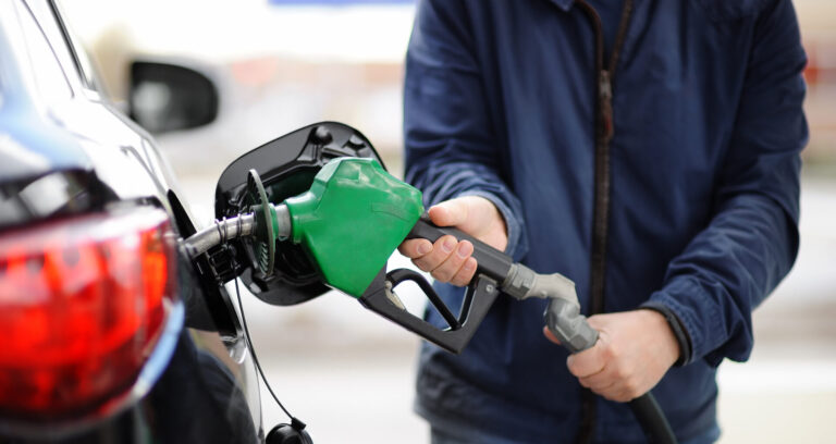 Vremuri grele pentru șoferi: Benzina și motorina s-au scumpit. Care sunt cauzele majorării accelerate