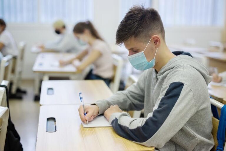 Elevii de clasa a XII-a, cei mai mulți vaccinați anti-COVID-19. Personalul – 58,32% imunizat