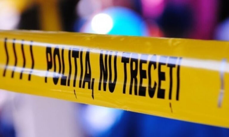 Un tânăr de 21 de ani a murit după ce s-a aruncat de la ultimul etaj al unui bloc. Mama lui și o vecină l-au rugat să nu facă asta, dar le-a ignorat