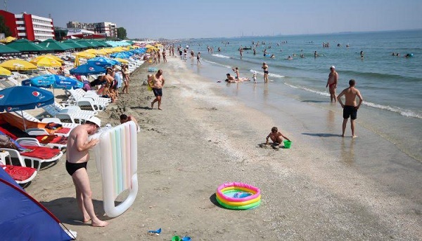 Metoda „ziarul” lasă turiștii de pe litoral fără portofele și telefoane