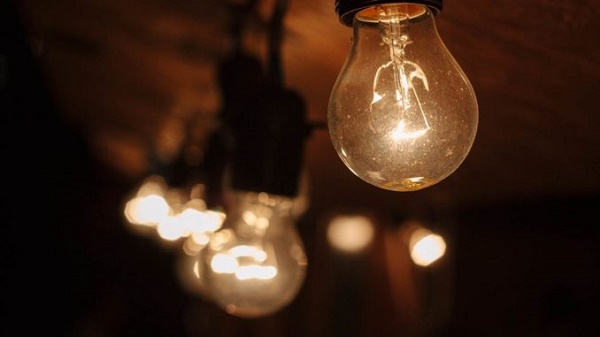 Crește prețul energiei electrice de la 1 iulie. Cu cât va crește factura dacă nu ești pe piața liberă