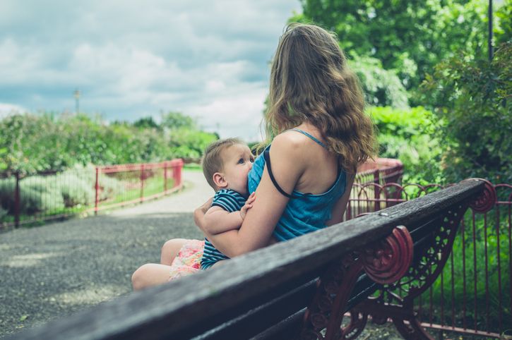 Vești bune pentru mămici! Orice discriminare a mamelor care alăptează în spațiul public, amendată cu până la 2000 de lei
