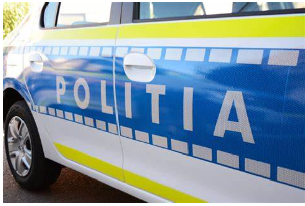 Caz halucinant! Un bărbat a fost arestat după ce a vrut să-și omoare tatăl și fratele călcându-i cu mașina