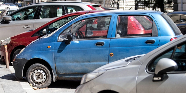 Românii ar urma să plătească taxe mai mari pentru mașinile mai vechi de 15 ani. Presat de Comisia Europeană, Guvernul caută o soluție