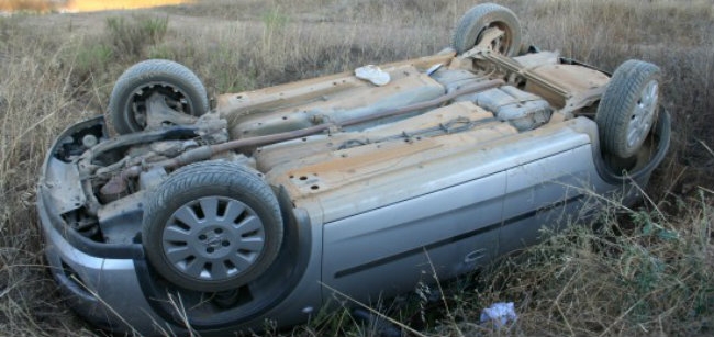 Un șofer beat s-a răsturnat cu mașina pe Valea Dâmboviței