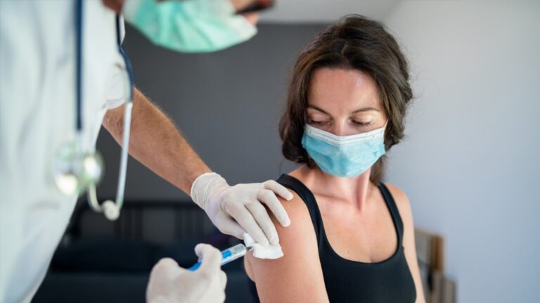 Țara cu cel mai mare număr de vaccinări anti-COVID din lume a depășit din nou 1000 de cazuri noi pe zi. De miercuri aici se reimpun restricțiile