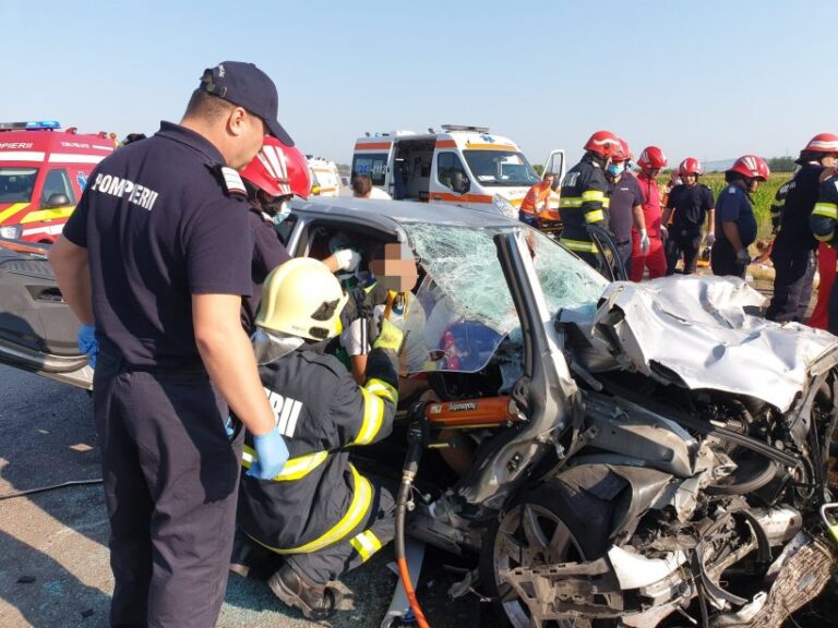 Plan roșu de intervenție: 7 persoane, între care 2 copii, au decedat în urma unui accident rutier cumplit în comuna Răcăciuni!