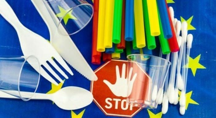 Din 3 iulie, produsele din plastic, de unică folosință, nu mai pot fi comercializate. Cât de departe este România de Directiva PE și ce riscă