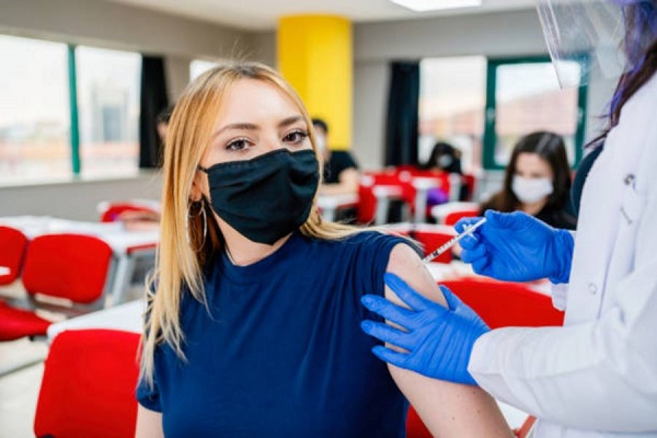 Copiii ar putea fi vaccinați în școlii, începând de anul viitor. Sorin Ion, secretar de stat în educație: “Nu excludem această acțiune”