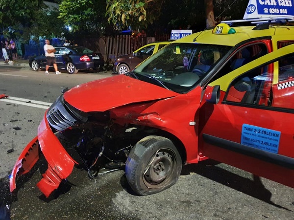 Târgoviște: Accident violent pe Calea Domnească, petrecut noaptea trecută! Patru mașini, dintre care un taxi, au fost puternic avariate