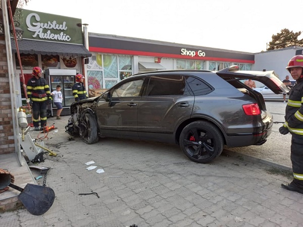O mamă și fetița ei de 6 ani au fost rănite în puternicul accident la ieșirea din Târgoviște. Un tânăr de 30 de ani a provocat coliziunea