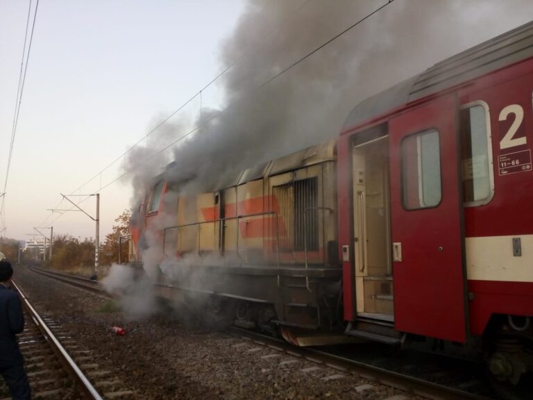 Tren cu zeci de călători, cuprins de flăcări în Gara Titu. Toți pasagerii s-au autoevacuat