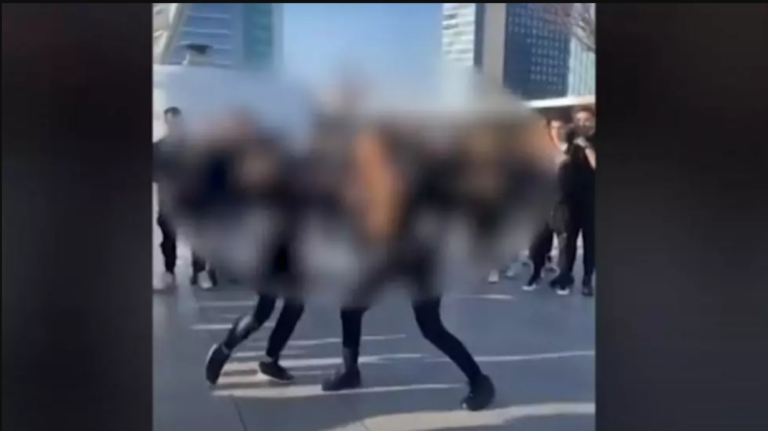Revoltător! Bătaie cu pumni și picioare între două eleve de liceu. Una dintre fete, bătută și umilită precum în ringul de box